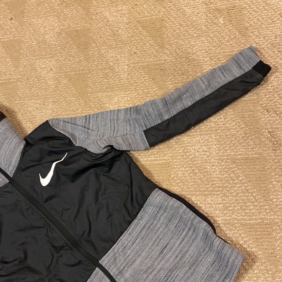 Size Medium, nike basketball pullover. - Picture 3 of 4